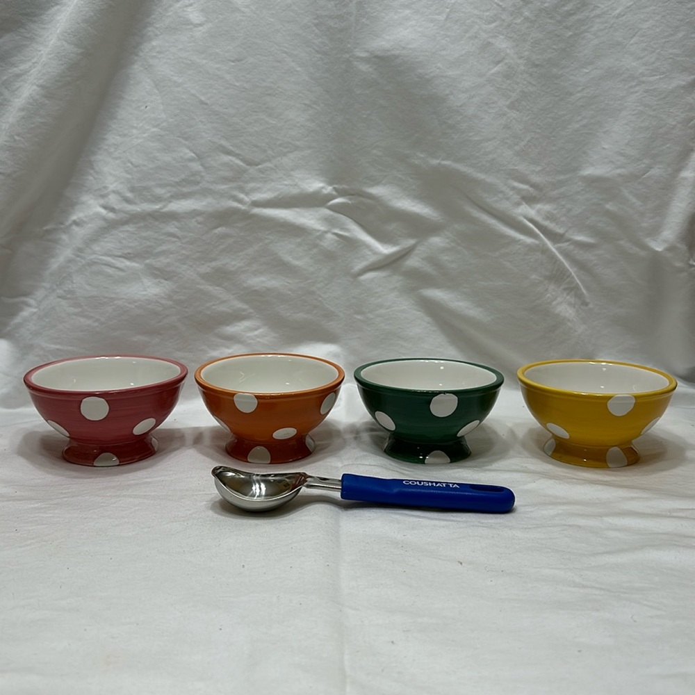 Ice cream bowls and scooper